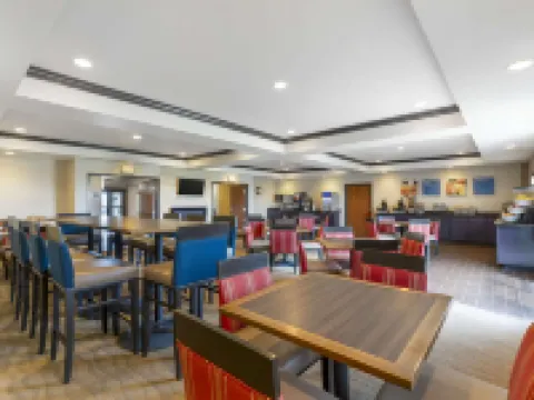 格林內爾舒適套房酒店 - 近 I-80 保厄希克縣酒店