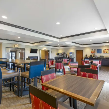 Comfort Inn & Suites Grinnell Near I-80 Отели в г. Пауэшик