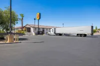 Super 8 by Wyndham Goodyear/Phoenix Area - Parking