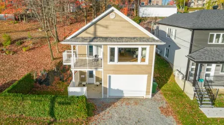 Dynamite 2-Bedroom House, Garage, Sleeps 6 Отели в г. Шербрук