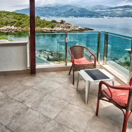 Ground floor apartment, private beach and seaview