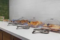 Fairfield Inn & Suites Milwaukee Brookfield - breakfast