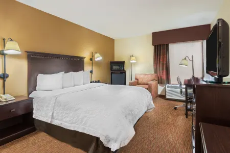 Hampton Inn Charlotte-University Place Отели рядом с достопримечательностью «Университет Северная Каролина в Шарлотт»