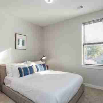 Cozysuites Musicrow Alluring 1BR w Free Parking 13 Rooms