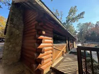 5 Elk Lodge ROMANTIC Log Cabin in the woods. Hot Tub & Wood Burning Fire Place. Hotels in Cleora