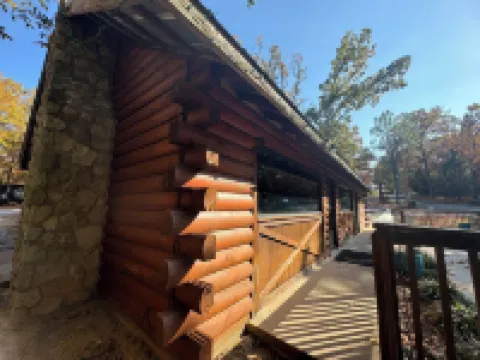 Morning Star ROMANTIC Log Cabin in the woods. Hot Tub & Wood Burning Fire Place.