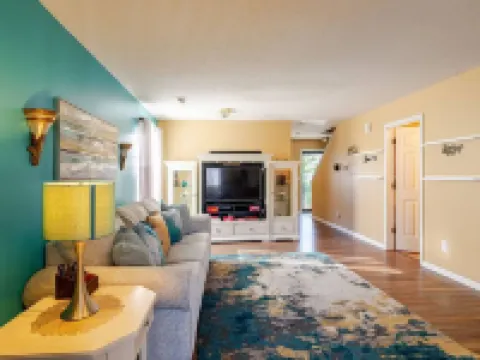 Charming 3-bedroom house in delightful McLeansville with AC, WiFi Hotels in Gilmer