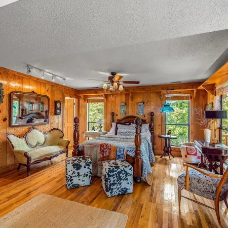 Spectacular Mountain Top cabin Amazing Views Large Balcony With Low Rates
