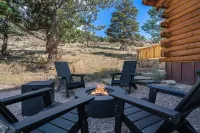 Cabin - Hot Tub w Outdoor TV, Sleeps 12, King Bed, Dogs ok