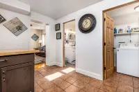 Large & Private w/King Bed Great Location