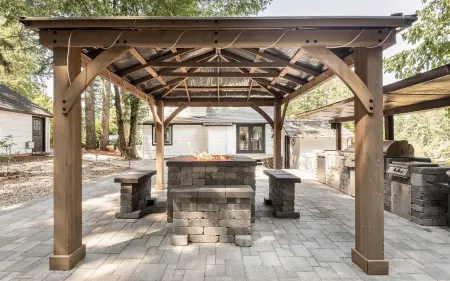 Farmhouse on wine scenic route, alpacas and hot tub. Pet friendly.