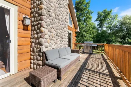 Beautiful Log Home, Lake side. Отели в г. Найлс