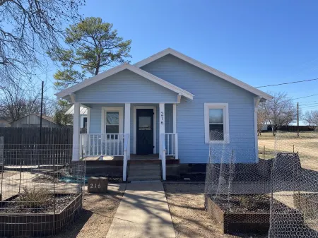 Dog friendly NON SMOKING Cottage 1 block from Town Square Отели в г. Mason