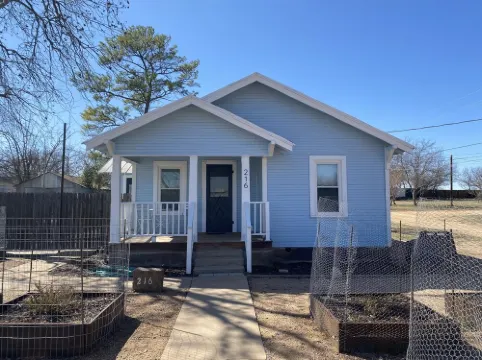 Dog friendly NON SMOKING Cottage 1 block from Town Square Hotels in Mason County