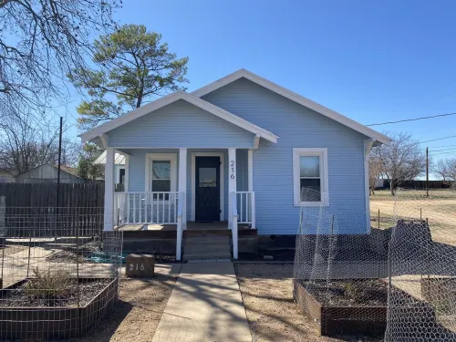 Dog friendly NON SMOKING Cottage 1 block from Town Square