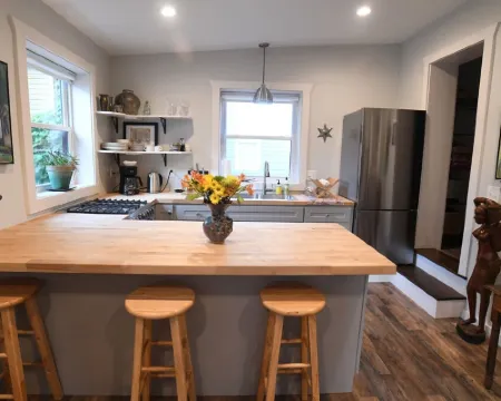 Newly renovated studio Apartment in Downtown Lexington. 5 min walk to W&L or VMI Hotels in Lexington