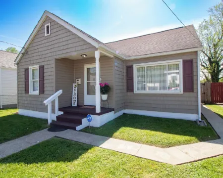 Riverfront Retreat with Dock! Just a few minutes from the local boat ramp Hotels in Nitro