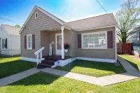 Riverfront Retreat with Dock! Just a few minutes from the local boat ramp Hotels in Nitro