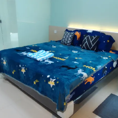 The Square Surabaya - Apartemen Service - King Bed Suite for 2 - Netflix & WiFi - Near Kampus Petra