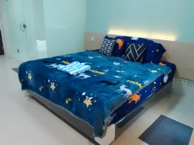 The Square Surabaya - Apartemen Service - King Bed Suite for 2 - Netflix & WiFi - Near Kampus Petra Hotels in Siwalankerto