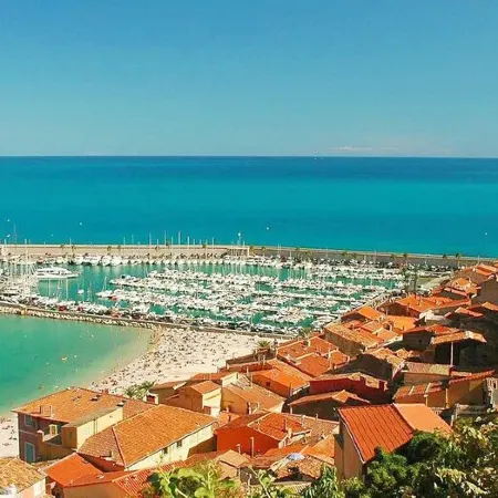 NEW! 2 Pieces Design, Downtown, 200 m beaches, air conditioned