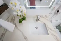 Lovely 2-bedroom loft with hot tub.