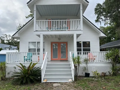 Cozy 3 bedroom 2 bath with views of the River