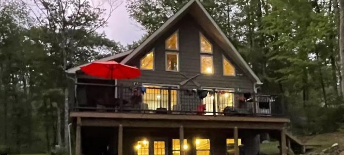 All season cozy waterfront cabin. Ideal get away. Hotels in Strafford County