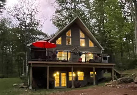 All season cozy waterfront cabin. Ideal get away.
