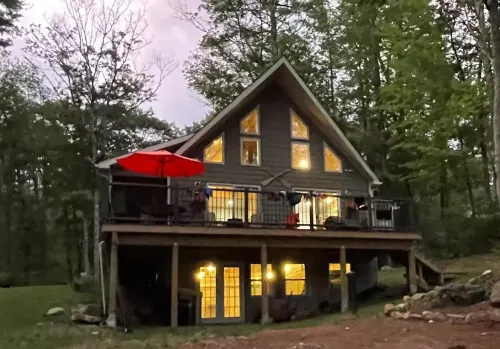 All season cozy waterfront cabin. Ideal get away. Hotels in Strafford County