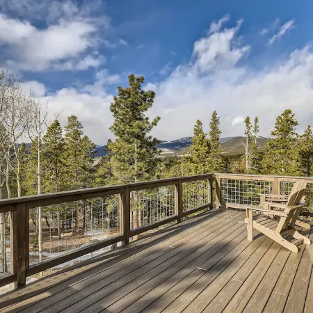Peaceful Mountain Chalet with gorgeous views!