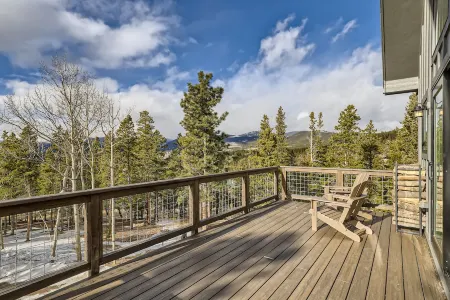 Peaceful Mountain Chalet with gorgeous views!