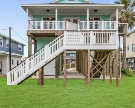 Short walk to the beach Hoteles en Freeport