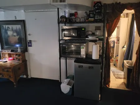 Artistic, clean Lg Basement Studio W/ 24hr Hottub & Lg private yard. City Oasis.