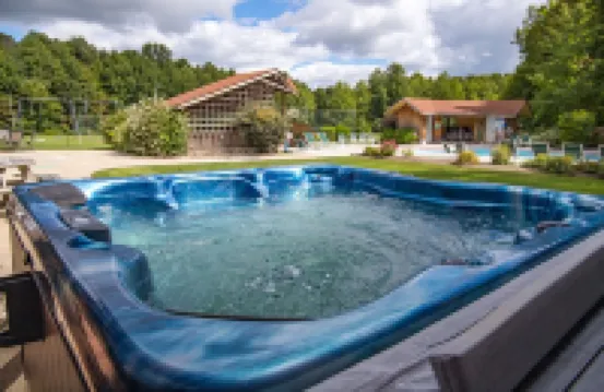 Cheerful Family Manor- Sleeps 25 w/hot tub and private pool in Amish Country