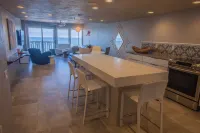 Unequalled Artist Owned 7th Floor Paradise!  Direct Oceanfront! Meet an Octopus!