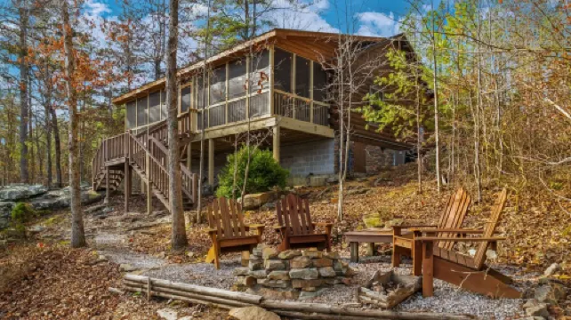 Serenity-A Romantic Secluded Riverfront 1 Level Expansive Log Cabin with Hot-Tub