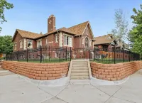 Cozy & spacious apartment walking distance to the best of Denver!