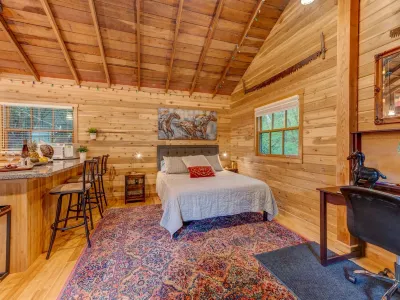 Luxury & charming cabin🏡 on seasonal ⛰️ stream in beautiful forest setting🌳