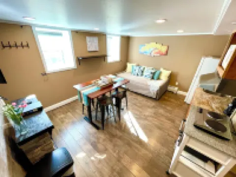 Garden Studio, access to I-93 to Airport, Tufts U, Hiking & Chevalier Theater.