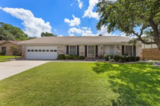 Stylish Villa in DFW - Near Stadiums • Large Pool • Pool Table