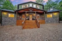 Luxury Cabin with Rustic Charm and Modern Amenities in Broken Bow, Oklahoma.