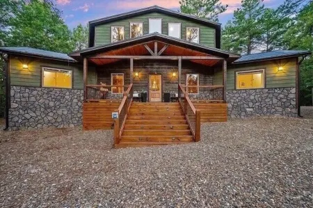Luxury Cabin with Rustic Charm and Modern Amenities in Broken Bow, Oklahoma.