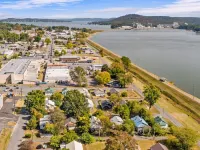 New Guntersville lake cottage - walking distance to lake and minutes to downtown