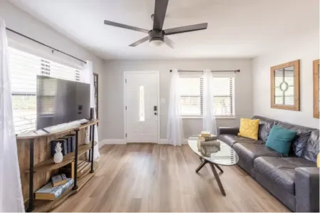 Pineapple Express @ Orlando Отели рядом с достопримечательностью «Bridal Gown Studio Orlando»