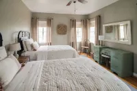 Haven Haus:  Spacious 3Br, 2BA w/ Firepit & Coffee Bar, 6 Blocks from Main St