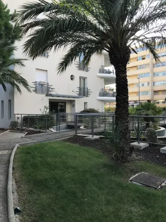 Appt Standing Face à la Mer Отели рядом с достопримечательностью «Camping Resort and Spa La Baume la Palmeraie»