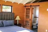 4 Bedroom and 4 Bathroom plus River Front and Pet Friendly! 舍曼將軍樹附近的飯店