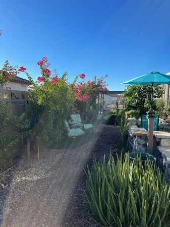 Lakeside 1 Bedroom Apt w/ living room, kitchenette and laundry Отели в г. Марикопа