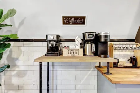 Scenic A-frame - Hot Tub, Basketball Court, Treehouse, Outdoor theater!